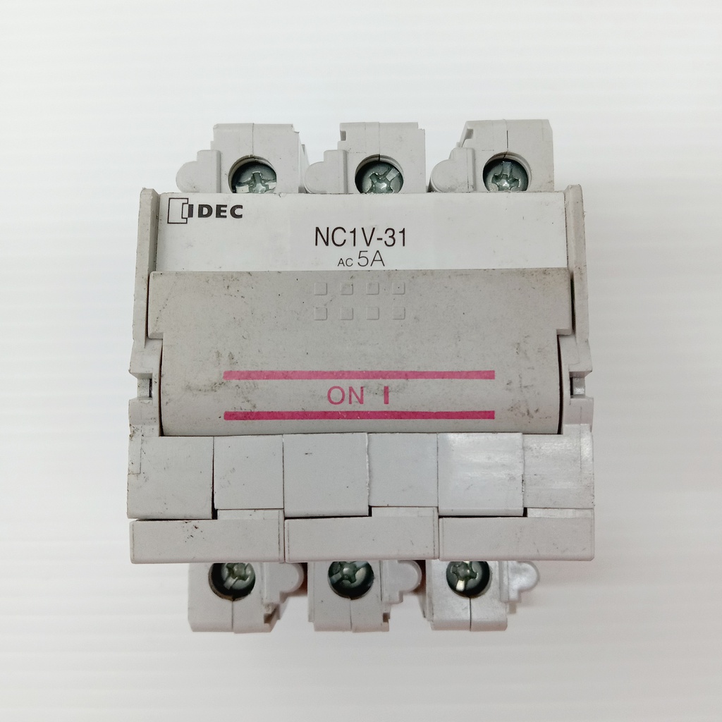 IDEC NC1V-3100 Circuit Protector 3 Pole 5A