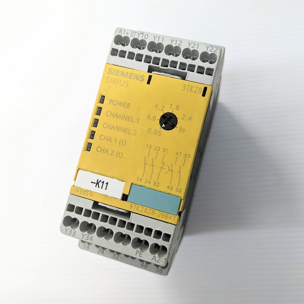 SIEMENS 3TK2828-2BB41 SIRIUS safety relay with relay enabling circuits